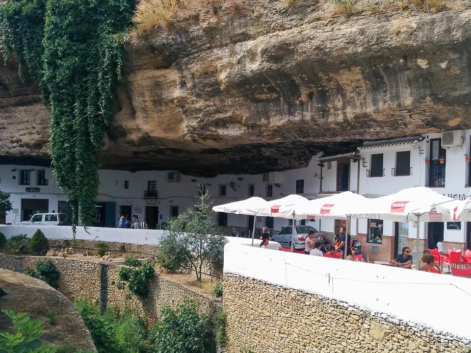 חנויות מתחת לסלעי הענק בכפר סטניל דה לאס בודגס