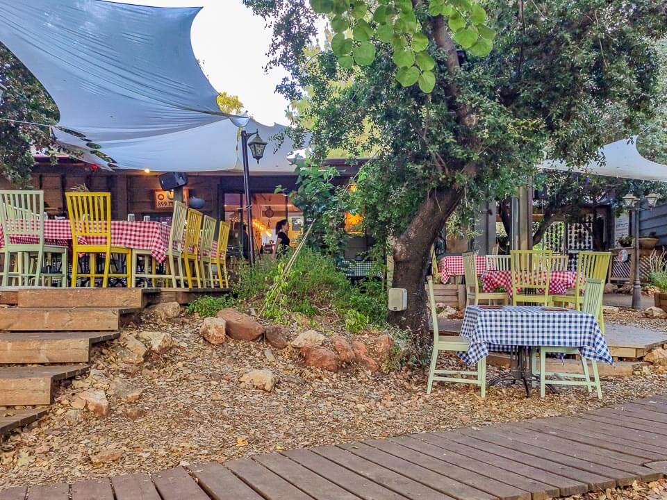 ישיבה בחוץ במסעדת ביסטרו 899 בגליל המערבי