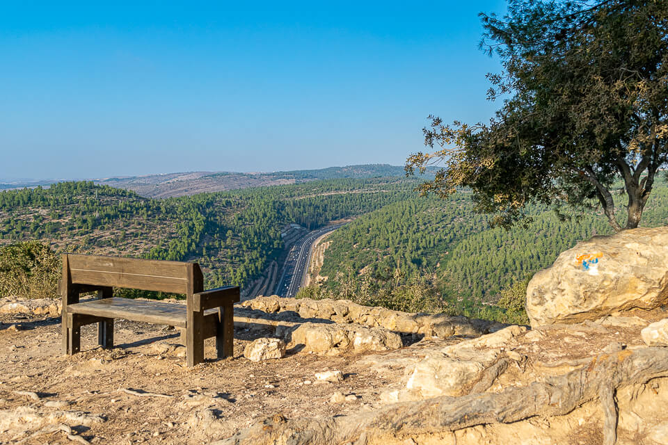 ספסל עם נוף לכביש 1 - תצפיות בהרי ירושלים