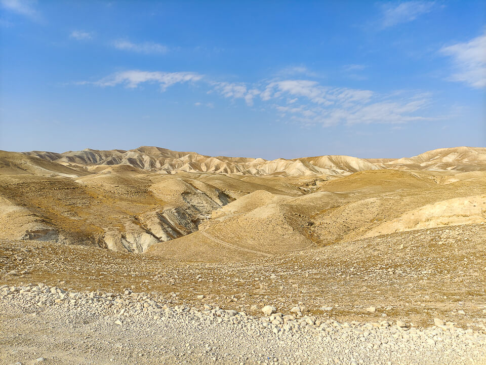 שביל טיול עיינות צוקים ונחל קומראן