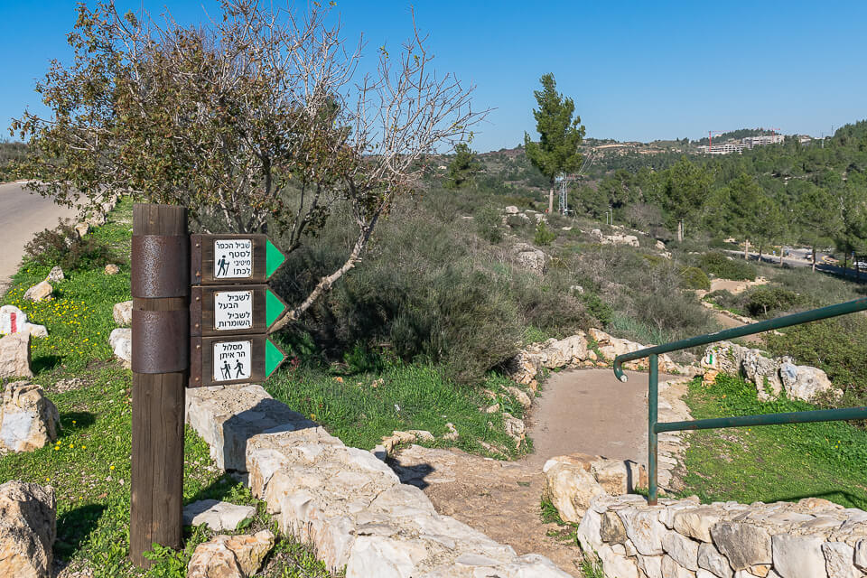 שילוט הכוונה למסלולי טיול בסטף