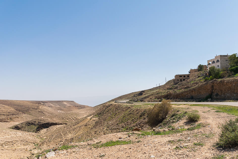 הליכה לצד הכביש בערד