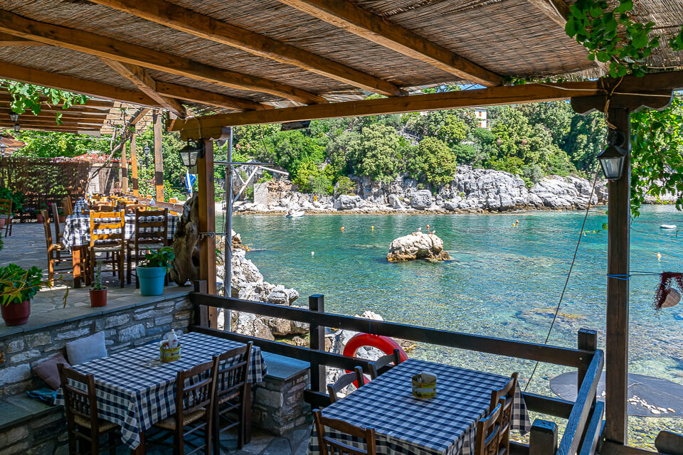 מסעדה בכפר היווני דמוחארי לים הים