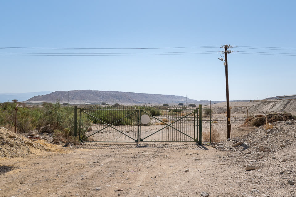 נקודת ההתחלה של המסלול הקווי בנחל זוהר בתוך היישוב נווה זוהר