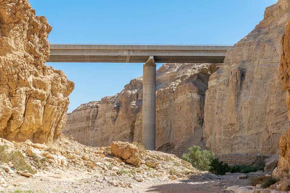 גשר כביש 90 מעל נחל זוהר בים המלח