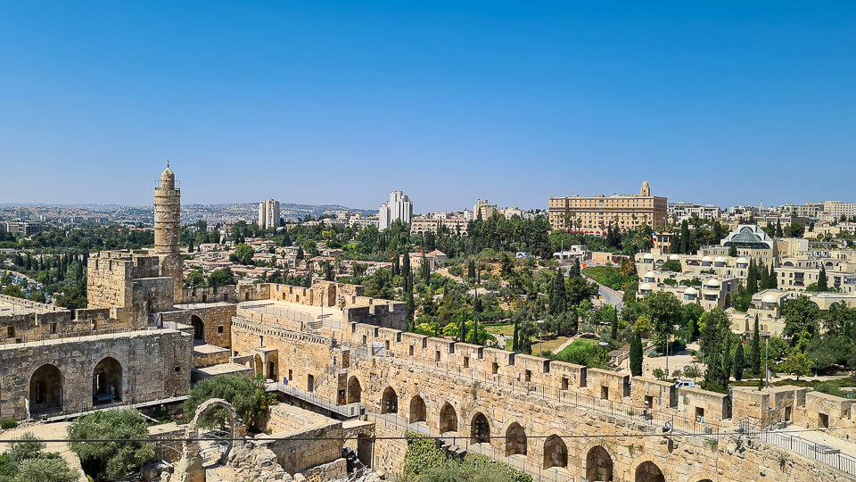 הנוף מעל חומות העיר העתיקה מפארק החבלים במגדל דוד - אטרקציה לילדים