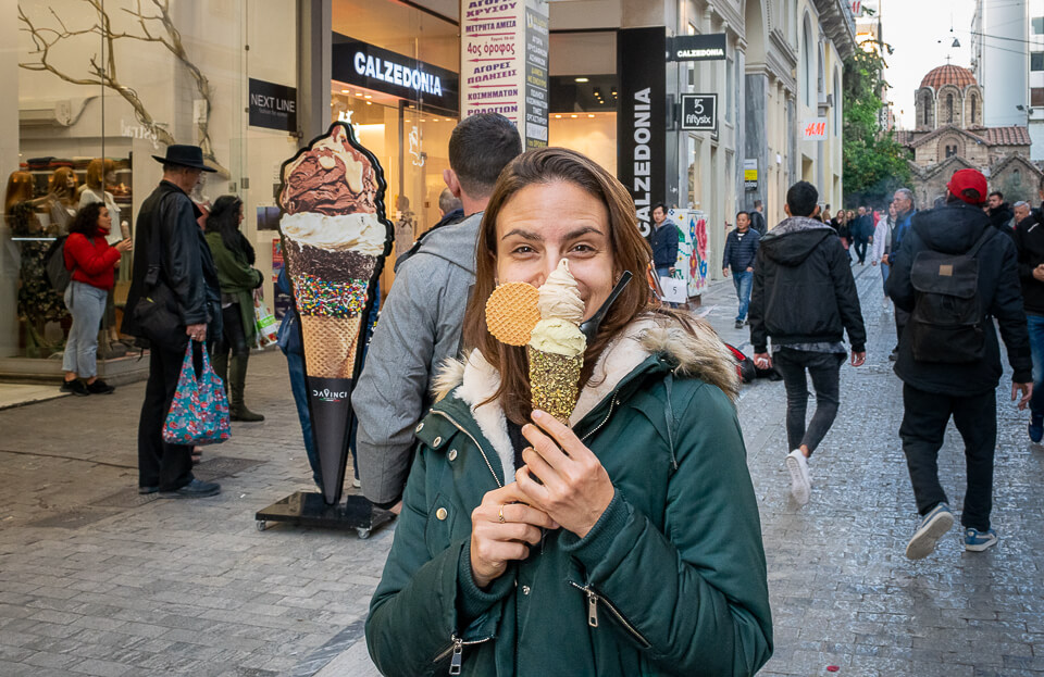 גלידה עצומה ברחוב Ermou בגביע פיסטוק
