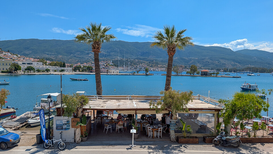 מסעדה באי היווני פורוס על הים